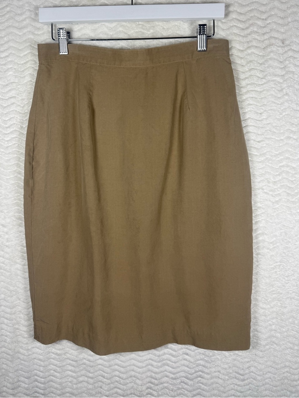 Lew Magram 100% silk Women's Tan Pencil Skirt. Look stunning in the office. 🤩🧡
